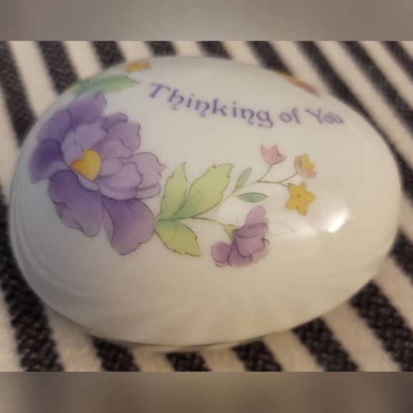 VINTAGE Handpainted Porcelain 'Thinking of You' Egg Keepsake Trinket Box - Picture 2 of 7